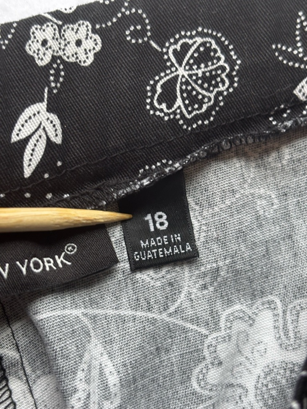 Briggs New York Floral Capri Pants Size 18 Black White Stretch - Picture 3 of 9